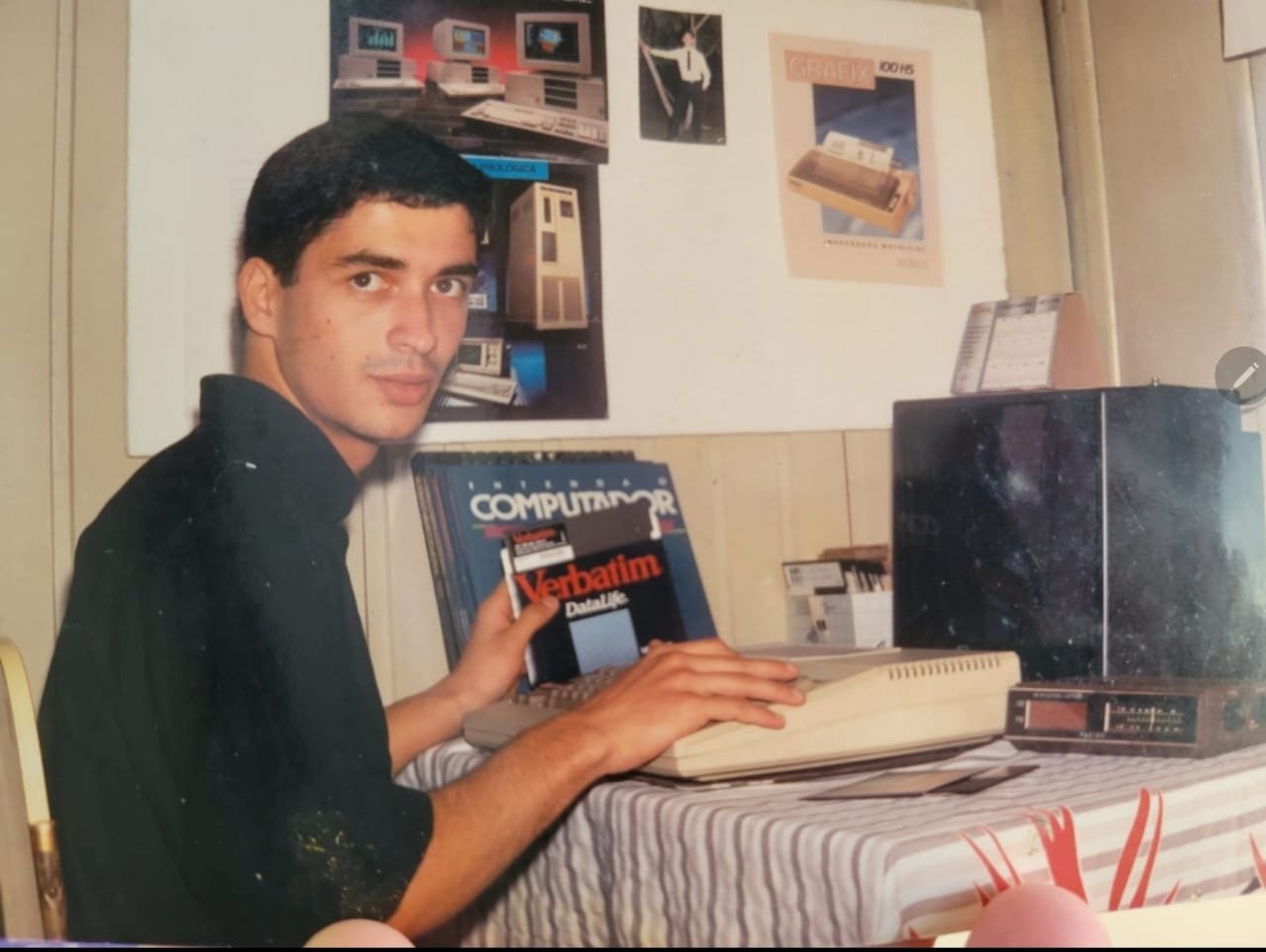Sergio de Souza Anacleto a 18 anni, seduto davanti al suo primo computer con un dischetto in mano